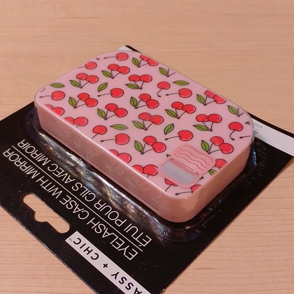 $5 False Eyelash Case with Mirror Travel Organization - Picture 5 of 7